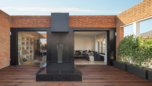 Apartmán v Barcelone zdobia šikovné riešenia, prirodzené svetlo a čierne akcenty