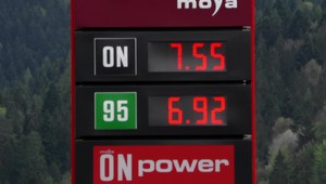 Ceny palív vyprázdňujú peňaženky vodičov čoraz rýchlejšie. Tankovacia turistika sa do niektorých krajín ešte oplatí