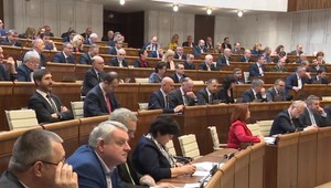Netradičné rokovanie parlamentu.  Na stole mali niekoľko zaujímavých tém
