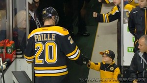 Tvrdí chlapi z Bostonu a ich malý fanúšik. Balzam na dušu. Pookrejte aj vy!