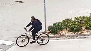 Nezvyčajná krádež: Žene vytrhol peňaženku z ruky cyklista