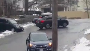 VIDEO: Auto šmýkajúce sa na ľade