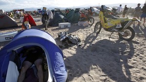 Líder mimo, Jakeš sa plazí vpred