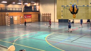 Mladý hádzanár dal unikátny gól! Zakončoval zo salta vpred!