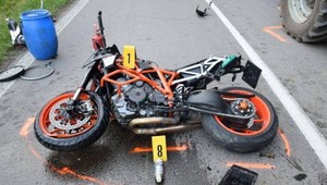 Tragická zrážka s traktorom: Motorkár svojim zraneniam na mieste podľahol