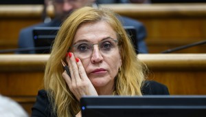 Jana Vaľová zo strany Smer-SD sa vzdala mandátu. Po jej odchode nastúpi Macášek