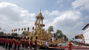 FOTO: Zlatý kočiar aj krematórium. Veľkolepý pohreb kráľa za 90 miliónov