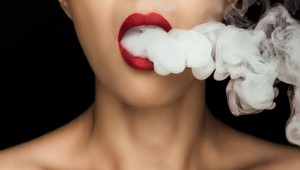 Nebezpečné elektronické cigarety? Za umieranie fajčiarov môže acetát vitamínu E