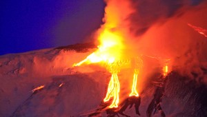 VIDEO. Nádherné divadlo. Sopka Etna vychrlila lávu...