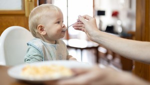 Ľudia sa pustili do matky kvôli tomu, čím kŕmi 6-mesačné dieťa: Je TO normálne?