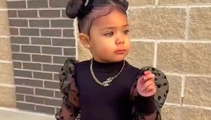 Minisukne, crop topy a priehľadné materiály: Ľudia sú zhrození z matky, ktorá TAKTO oblieka 2-ročnú dcéru