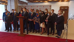 Herák sa mal stiahnuť, dať mu prácu bola chyba. OĽaNO sa bude voličom spovedať samo, tvrdia poslanci a politici