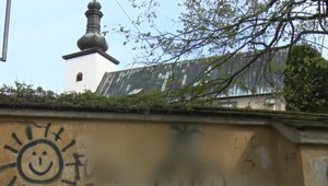 Bezohľadní vandali vyčíňali v Prievidzi: Zničená kultúrna pamiatka, zmizli vence z cintorínov