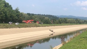 Z Váhu vytiahli ďalšie auto. Podľa informácií TV JOJ v ňom našli mŕtvolu