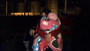 Chatrče na okraji mesta zasiahol požiar. Obyvatelia utekali pred plameňmi s deťmi v náručí