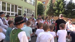 Vo Vranove nad Topľou si pripomenuli krásu tradícií. Deti prišli do školy v krojoch
