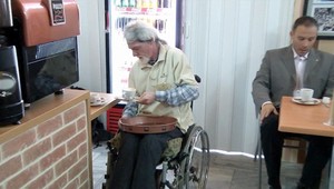 Hendikepovaní čašníci sú v kaviarničke šťastní