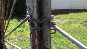 S nožom a s kladivom v ruke prepadli osamelého muža priamo v jeho dome