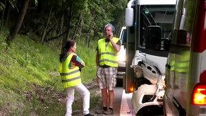 V nečakanej situácii mali obrovské šťastie. Pred karavan spadol strom