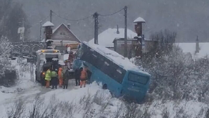 Snehové záveje robia na cestách problémy. Autobus dostal šmyk a zišiel z cesty