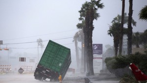 VIDEO: Hurikán Harvey si vyžiadal šesť obetí. Pevninu sužujú silné záplavy