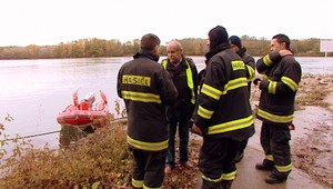 Mastné škvrny na Dunaji. Vypúšťa ich neznáma loď?