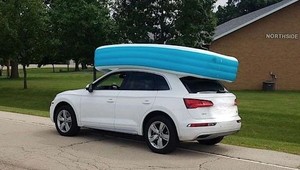 Žena na streche auta viezla bazén. Sedeli v ňom dve deti