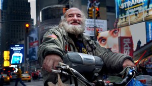 Z tohto muža bez domova je filmová hviezda: Ako to, že ho obdivuje aj Tom Hanks?