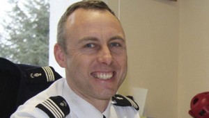 Policajt, ktorý sa v Trebes vymenil za rukojemníčku, zomrel