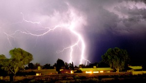 Búrky so sebou prinesú krupobitie aj prívalový dážď