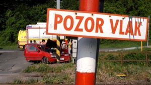 Aby sa vyhol čelnej zrážke, strhol volant. Len metre ich delili od vlakovej trate