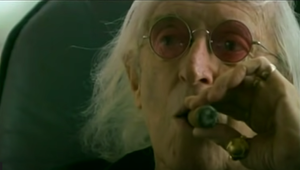 Hviezdny moderátor zneužil stovky ľudí od 5 do 75 rokov! O monštre sa teraz ľudia dozvedia viac!