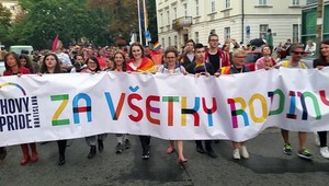 FOTOGALÉRIA: Dúhový Pride, Hrdí na rodinu a kotlebovci. V Bratislave je husto