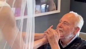 Manžel zostal úplne bez slov: Obliekla si 50 rokov staré svadobné šaty a dojala celý internet