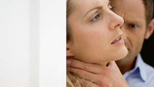 Na ženu zaútočil vlastný manžel. Škrtil ju a kričal, že ju zabije