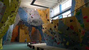 Žena, ktorá spadla z lezeckej steny, zomrela