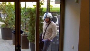 Dvojica, ktorá vylúpila luxusné hodinárstvo, má podľa informácií TV JOJ pochádzať zo zahraničia. Polícia po nich stále pátra