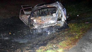 Dve zdemolované autá, jedno zhorelo. Nehodu zapríčinil cyklista s 1,8 promile