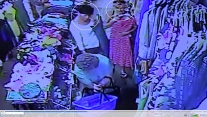 Ženu okradli pri nákupoch. Polícia žiada o pomoc pri pátraní