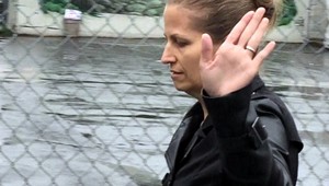 Pomohla manželovi zavraždiť tri dievčatá. Teraz vypomáha v škole