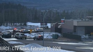 Desať ľudí vrátane útočníčky zahynulo pri streľbe na strednej škole