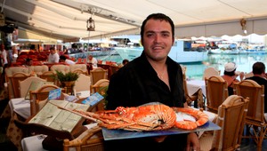 Nahnevaný čašník sa posťažoval na nízke sprepitné. Po nepríjemnom prekvapení nasledoval šok