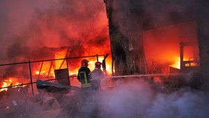 Rusko po trojdňovej pauze obnovilo útoky na Kyjev. Hlásia obete aj zranených