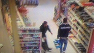 Pár ukradol v obchode 139 kondómov a 21 lubrikačných gélov, pátra po nich polícia