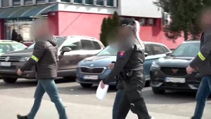 Iba 19-ročná dievčina prepadla na ulici muža. Zbila ho, zvalila na zem a potom okradla