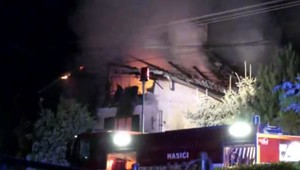 Záblesky a ohlušujúce rany. V dome mali explodovať plynové nádoby a munícia