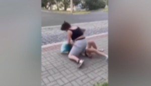 Brutálny útok na zastávke v Jirkove: Dievča dostávalo rany, aj pľuvance