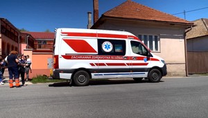 Malé dievčatko leží v nemocnici. Skočilo pred auto vo chvíli, keď sa už nedalo nič robiť