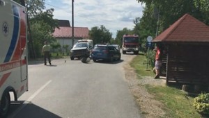 Na križovatke sa čelne zrazili policajti, jeden skončil v nemocnici