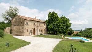 Stajňu rozobrali kameň po kameni a postavili úžasné moderné letné sídlo